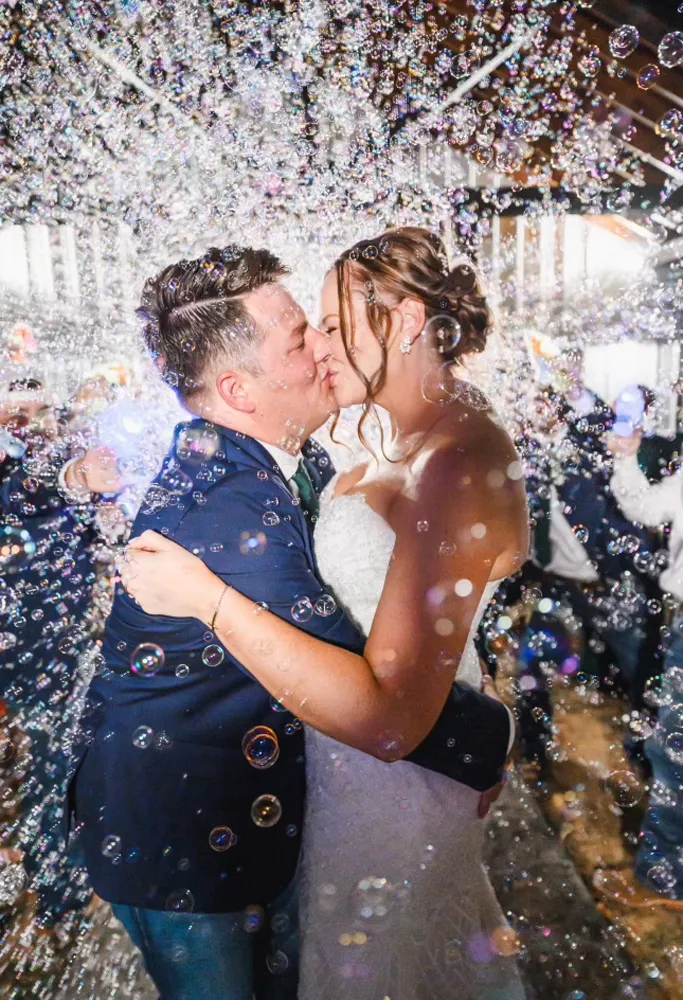 wedding-venue-in-oklahoma couple getting married
